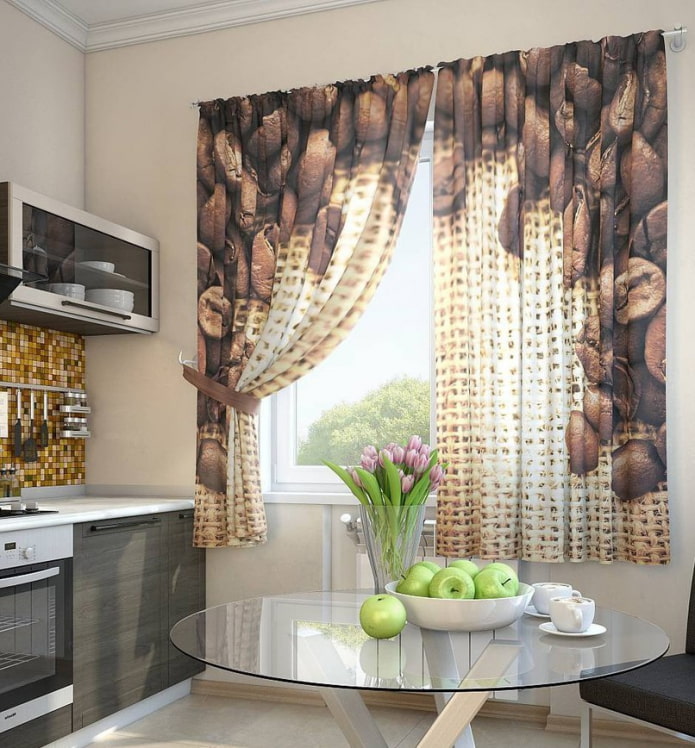 Vorhänge mit dem Bild von Kaffeebohnen in der Küche
