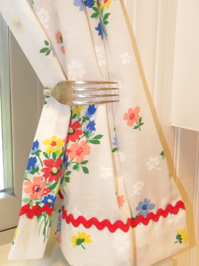 decorative holder for curtains
