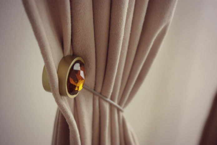 curtain with magnetic pick-up