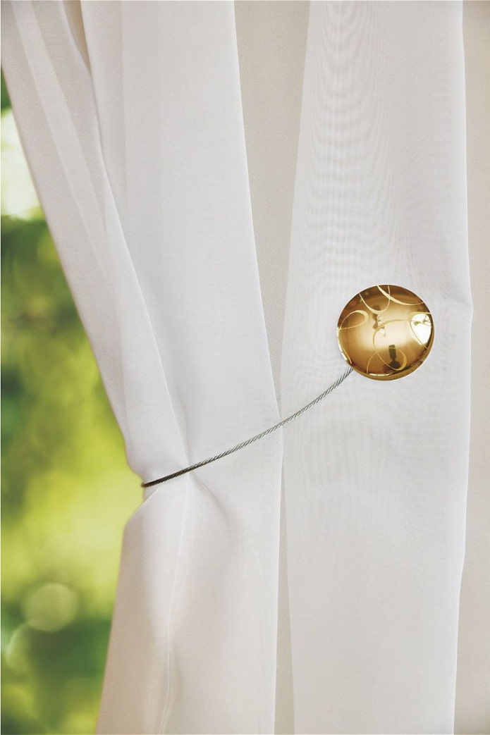 curtain with magnetic pick-up