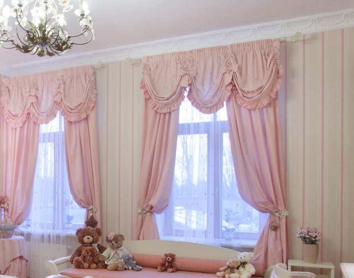 halvány rózsaszínű ablak dekoráció
