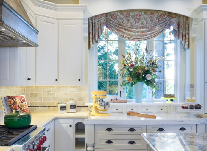 lambrequin jabot in the interior of the kitchen