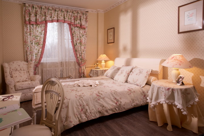 Lambrequins im Schlafzimmer im Provence-Stil