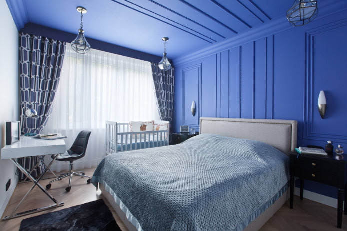 blaues hartes Lambrequin im Inneren des Schlafzimmers