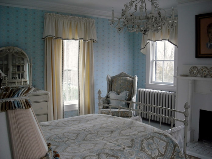 simple lambrequins in the interior of the bedroom