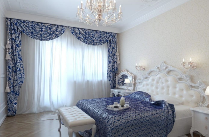 плави ламбрекин у спаваћој соби