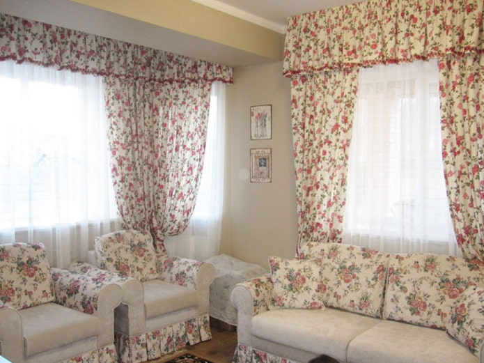curtains with a lambrequin in the style of Provence