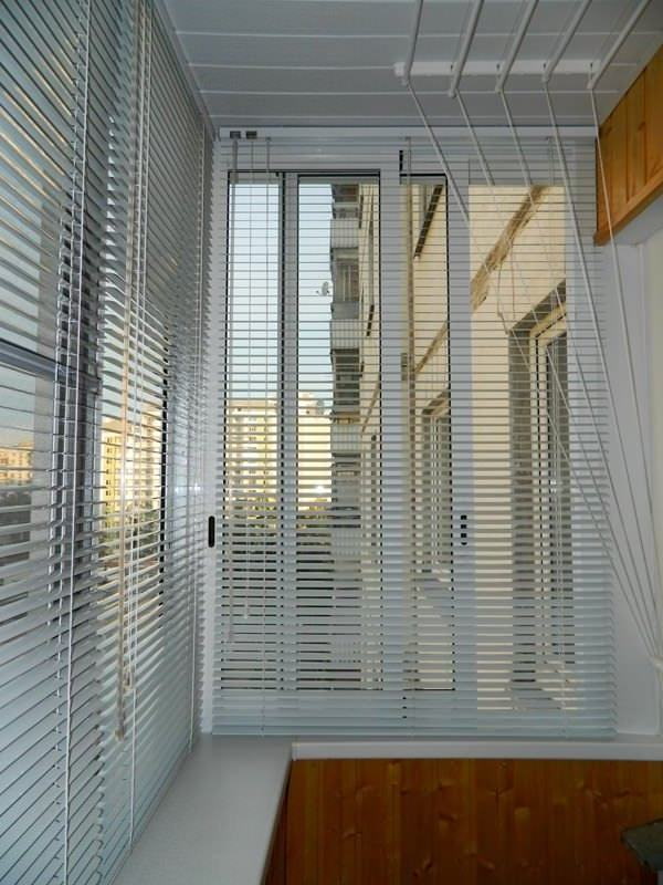 horizontale Jalousien an Balkonschiebefenstern