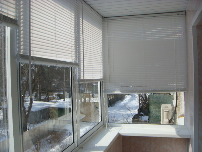 horizontale Jalousien an Schiebefenstern
