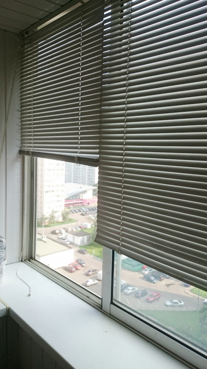 pahalang na mga blinds sa mga sliding windows