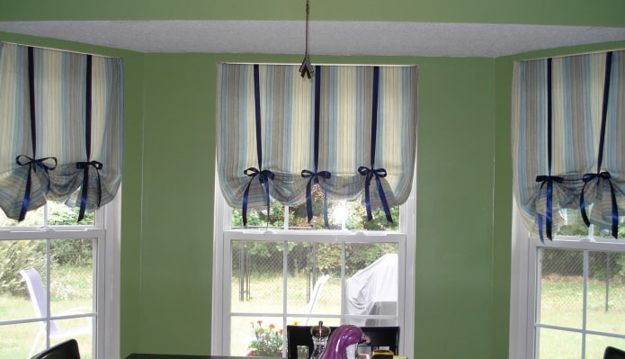Austrian curtains on bows in the interior