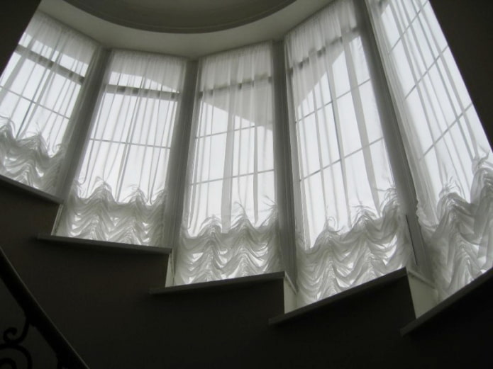 Аустријске завесе на прозорима уз степенице