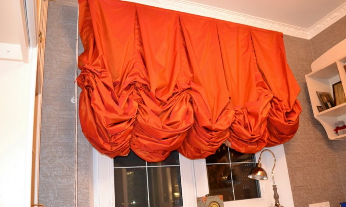 orange österreichische Vorhänge im Innenraum in
