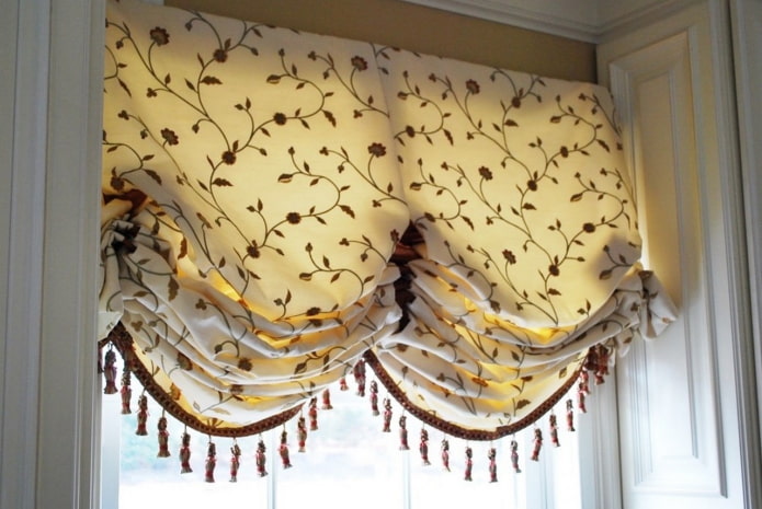 Austrian curtains with floral pattern