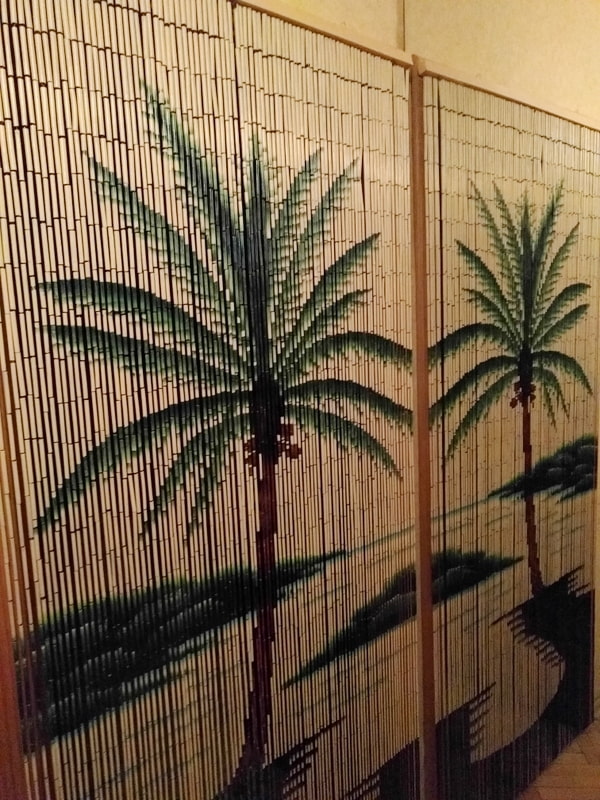 bambusz függönyök pálmafákkal