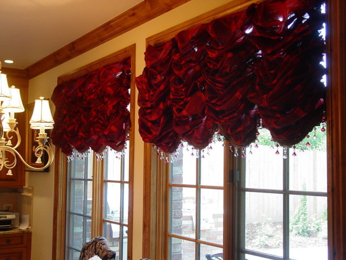 Piros francia függönyök a belső térben