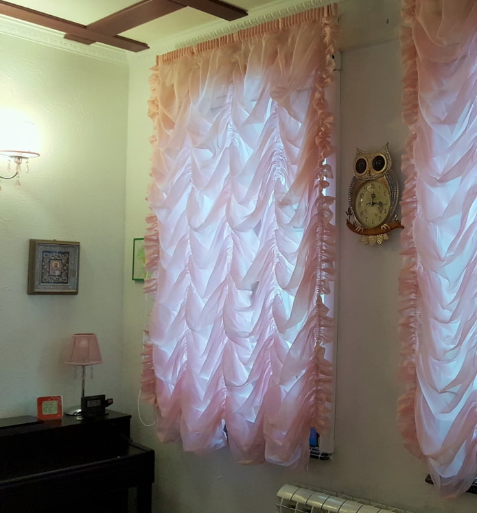 rózsaszín függöny a belső térben