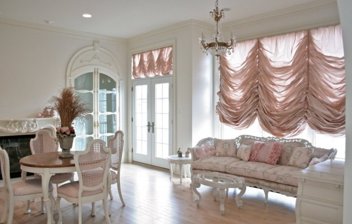 rózsaszín napellenző függönyök a belső térben