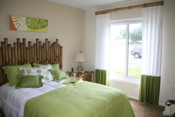 комбинација беле и зелене на завесама у спаваћој соби