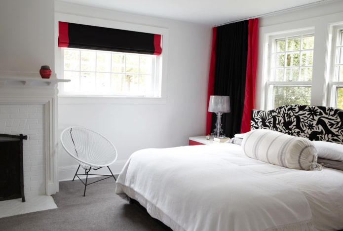 комбинација црвене и црне на завесама у спаваћој соби