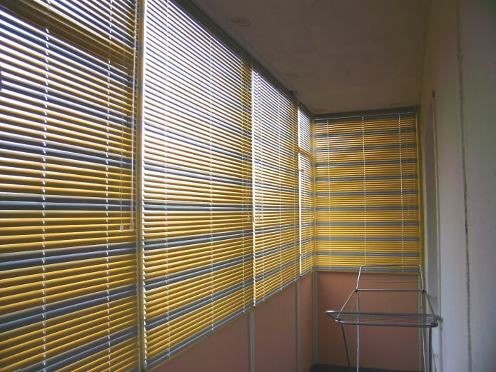 mga pahalang na blinds na may dalawang tono sa balkonahe