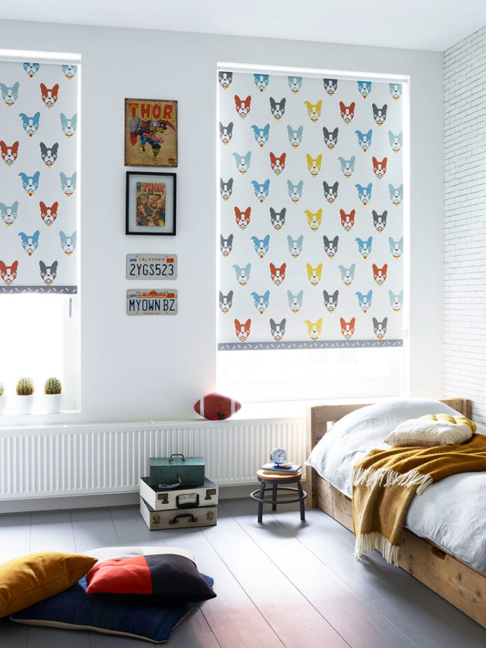 roller blinds with pictures in the children's room