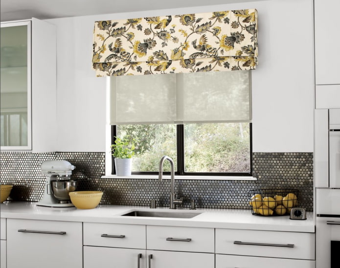 lambrequin at roller blind