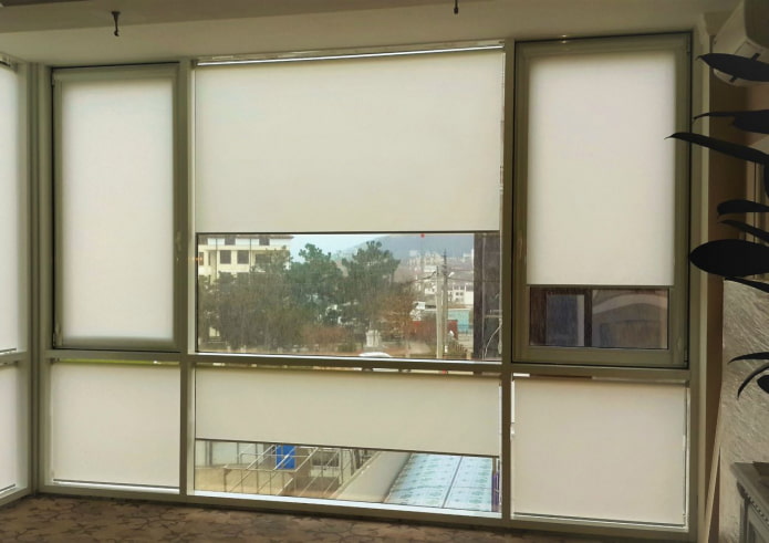 blinds sa loggia na may malawak na glazing