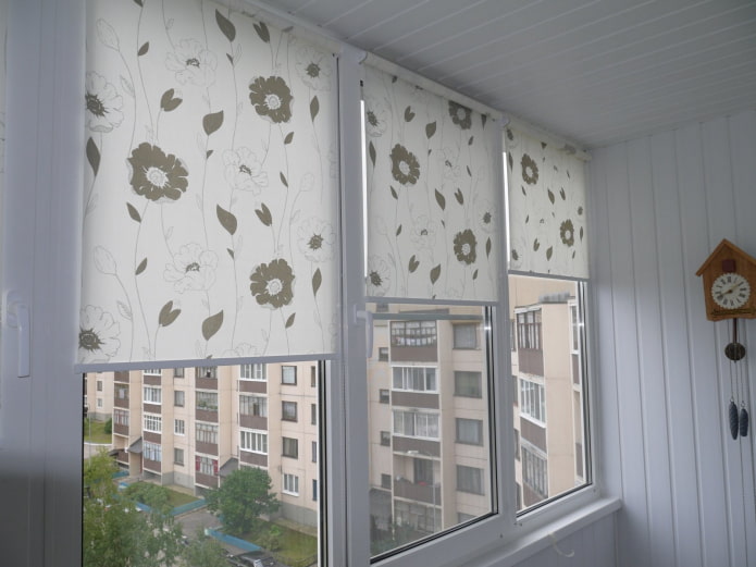 blinds with floral print on the loggia