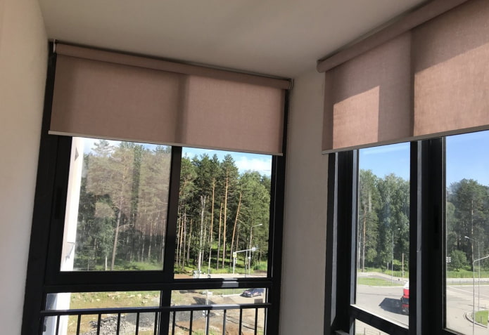 blinds with ceiling mounted on the loggia