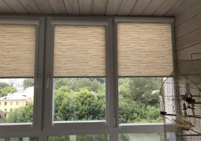 blinds na may pangkabit sa isang frame ng balkonahe