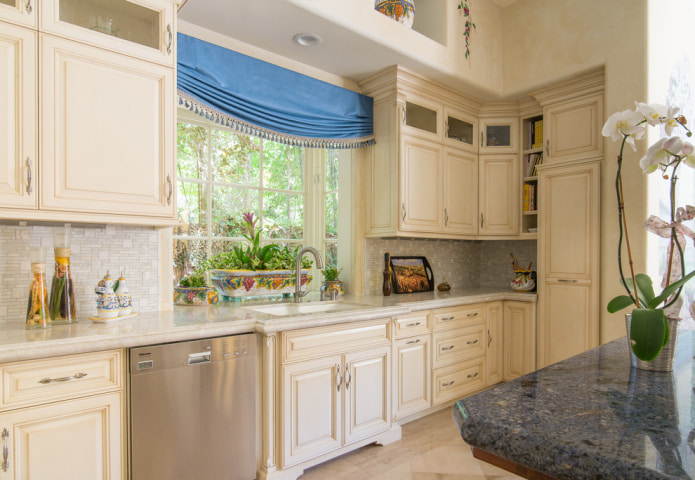 плава завеса у кухињи