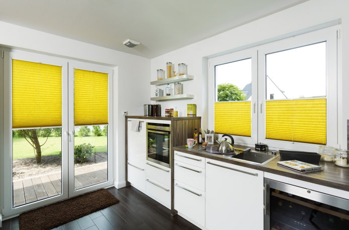жуте завјесе набране у кухињи