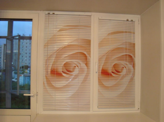 horizontal blinds with flowers