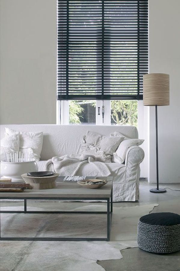 horizontal blinds in black in the living room