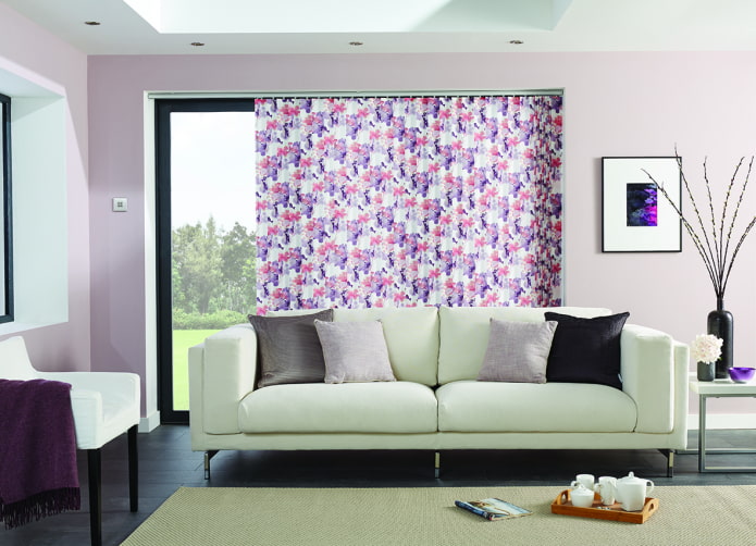 blinds with flowers in the interior of the living room