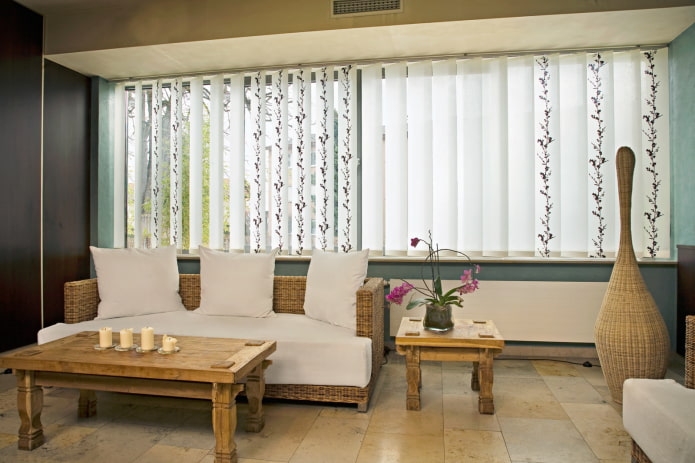blinds na may mga pattern sa sala