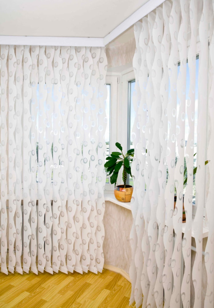 blinds na may mga pattern sa interior