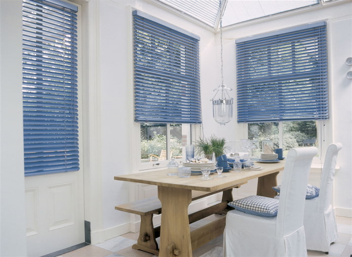 horizontal lamellas in blue in the dining room