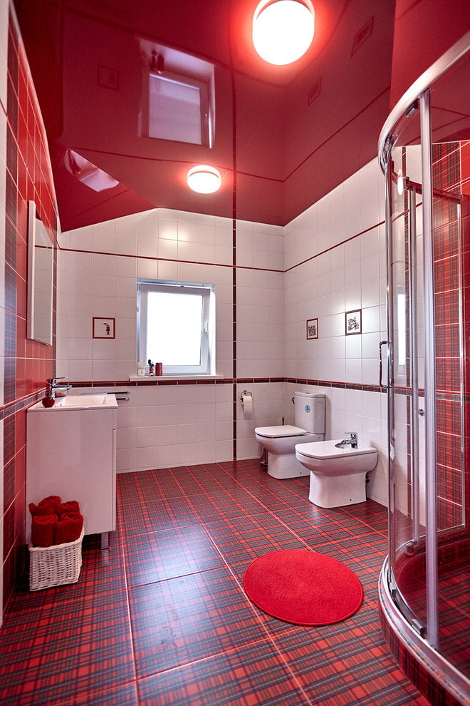 црвени сјајни растезљиви плафон у тоалету