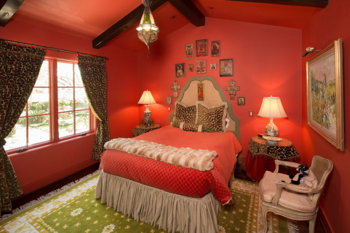 ห้องนอนสีแดงในการตกแต่งภายในของบ้านในชนบท