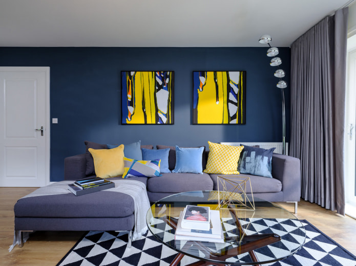 stilvolles Wohnzimmer in grauer und blauer Palette