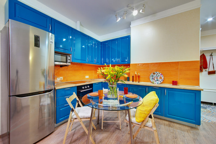 Blau-orange Küche