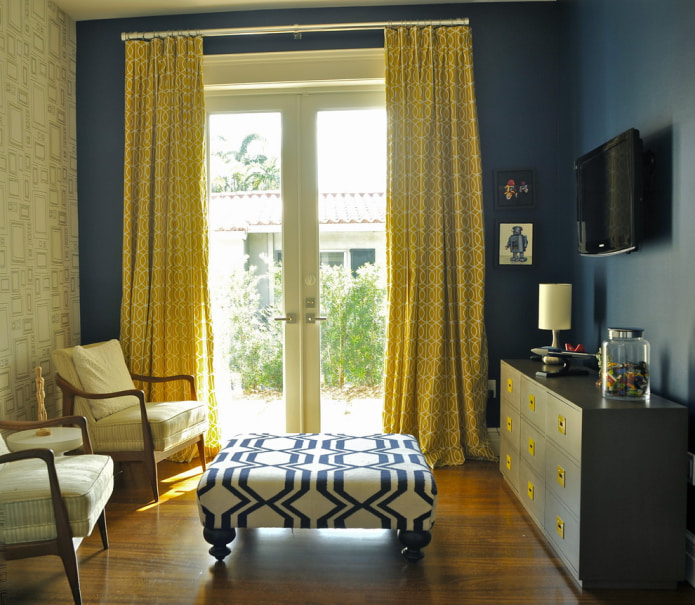 kék és sárga szoba