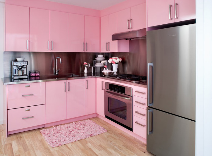 kitchen set and rug in pink colors