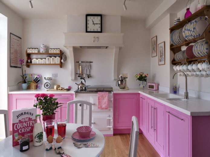 konyha belső fehér és rózsaszín színben