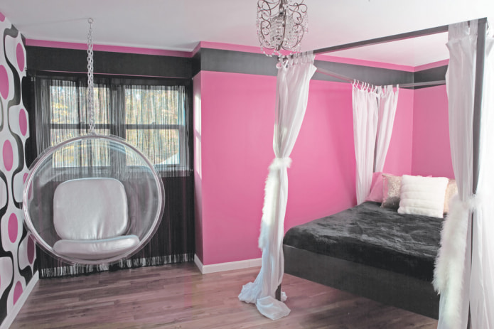 Црно-бело-ружичаста спаваћа соба