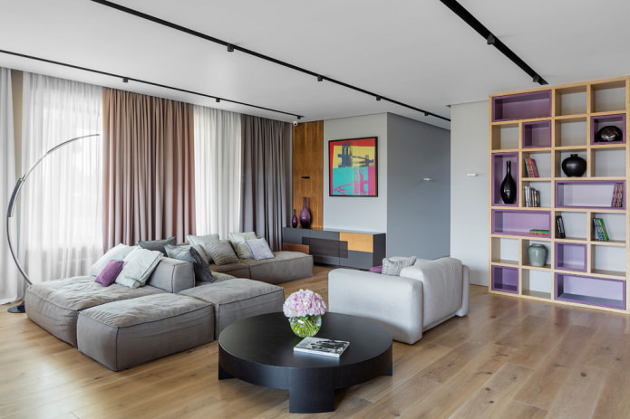 modulares Sofa in einem geräumigen Wohnzimmer