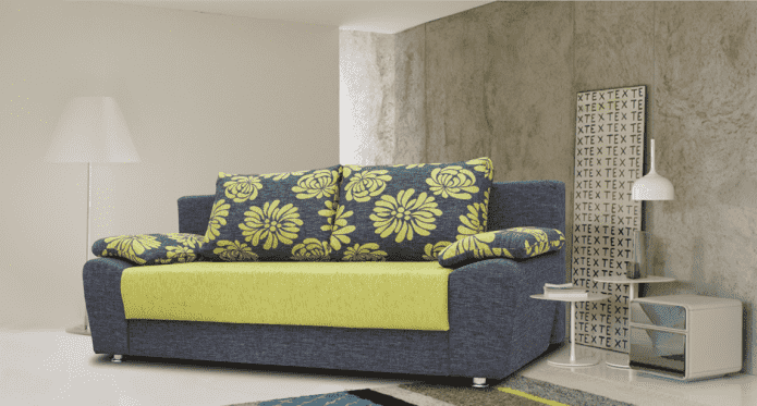 kanapé zöld virágokkal
