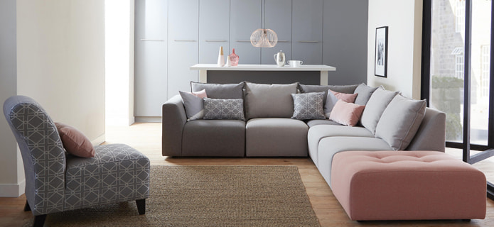 Sofa mit rosa Einsätzen